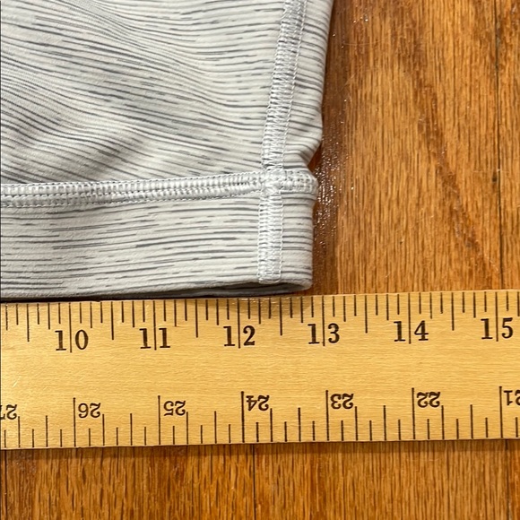Lululemon Gray Striped Women's Sports Bra Size 8 Cross Back Straps - Picture 3 of 8